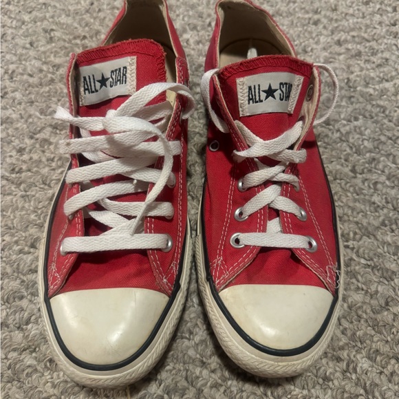 Converse low tops. Red. Men’s size 7 - Picture 2 of 3